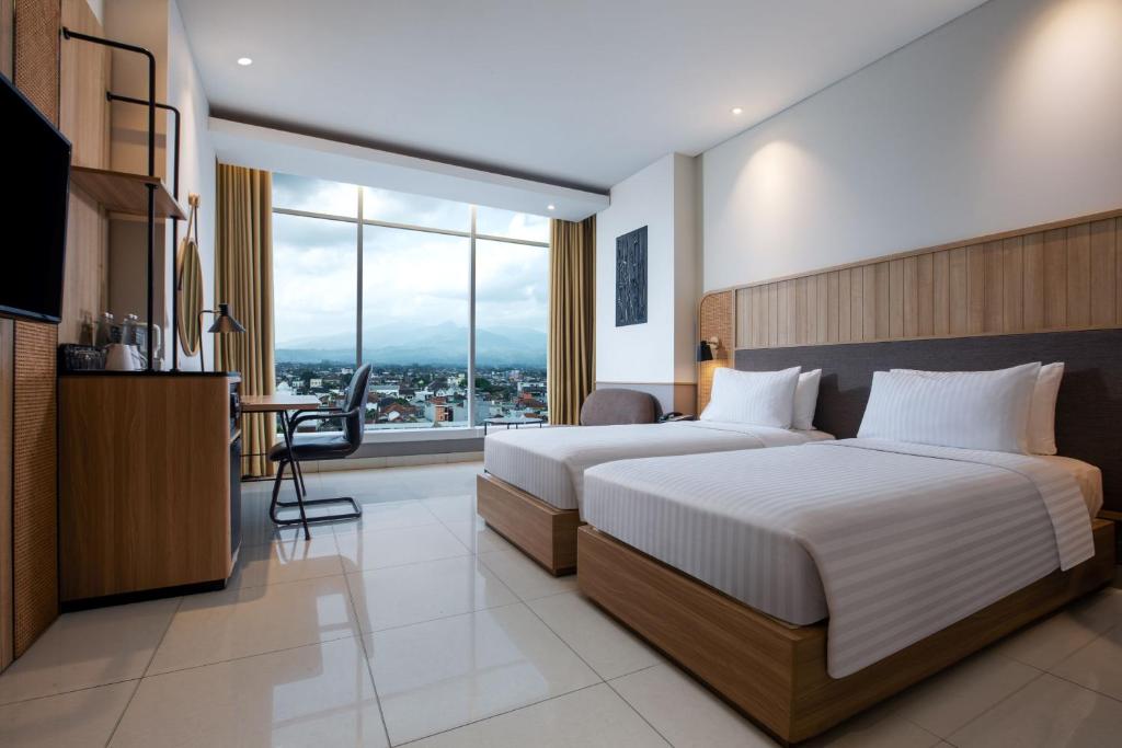 Postel nebo postele na pokoji v ubytování Hotel Santika Tasikmalaya