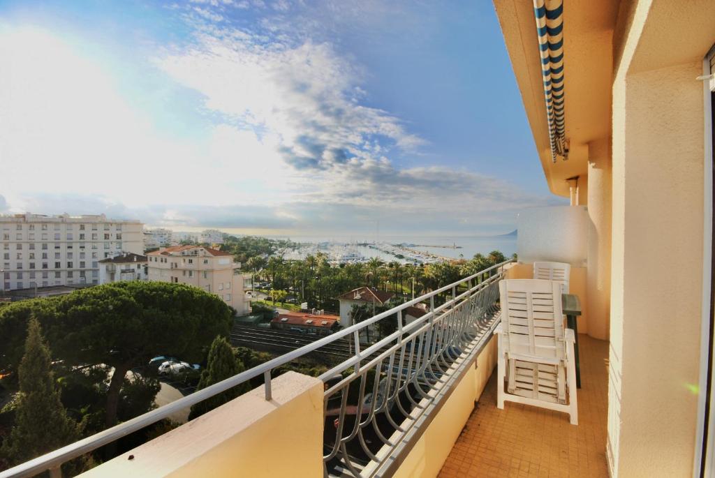 un balcon avec vue sur une ville dans l'établissement Azurore TIZ406 2CH, à Cannes
