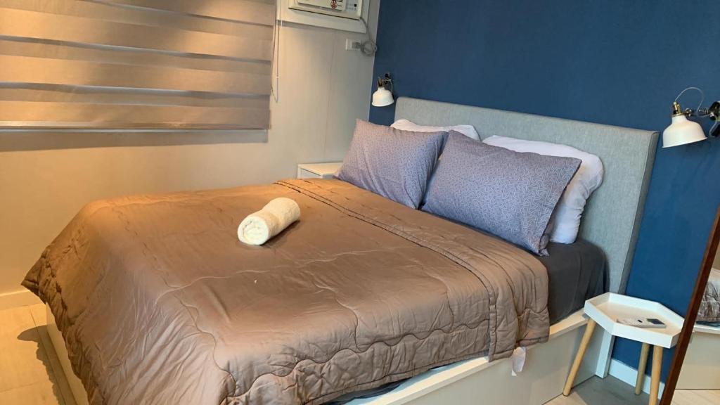 Katil atau katil-katil dalam bilik di US Embassy Roxas Blvd, Ermita, Manila 1 Bedroom ComfySuite
