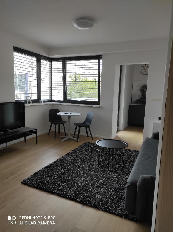 un salon avec un canapé et une table dans l'établissement Blumental, à Staré Mesto