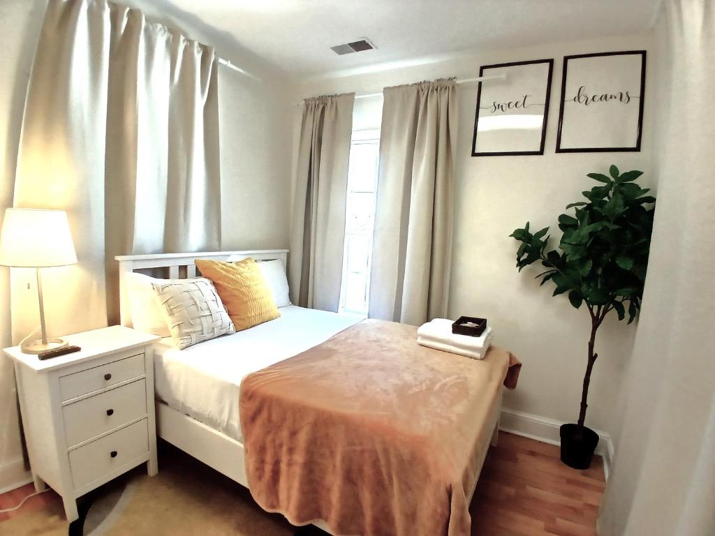Postel nebo postele na pokoji v ubytování Glorious Room in Washinton DC