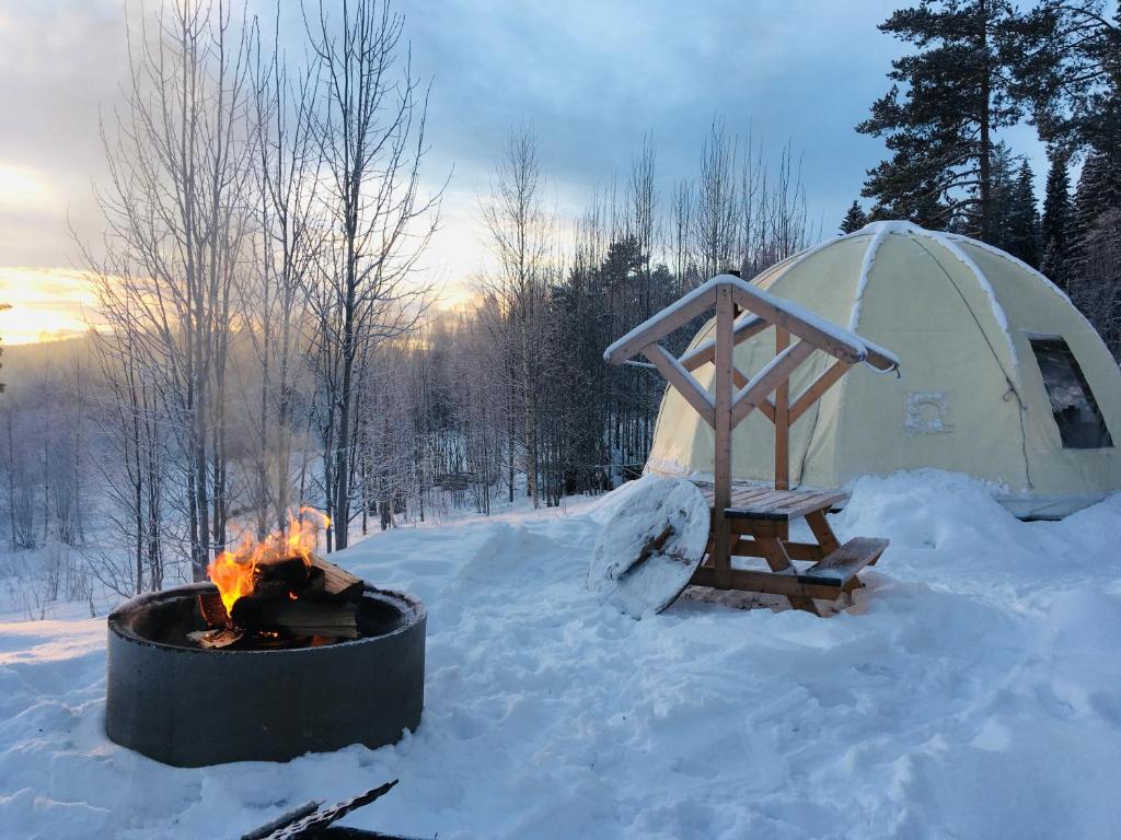 Romantic night in a dome tent lake view v zimě