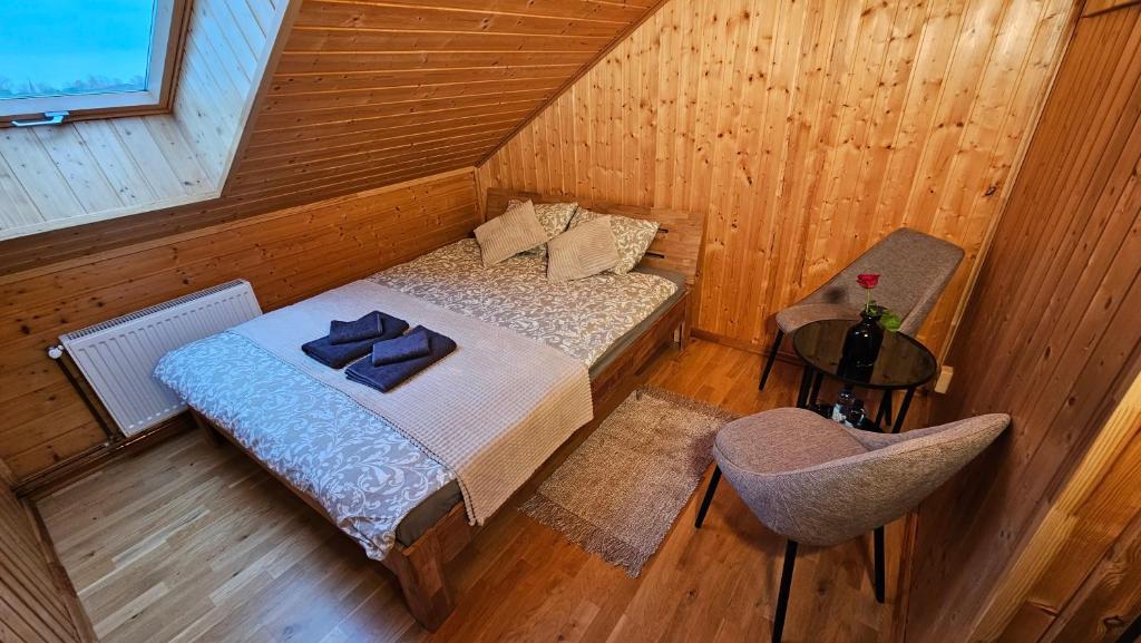 Postel nebo postele na pokoji v ubytování Ozoliņi