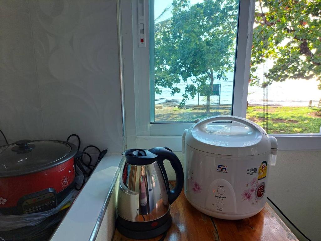 Příslušenství pro přípravu čaje a kávy v ubytování Lomtalay Resort Trat