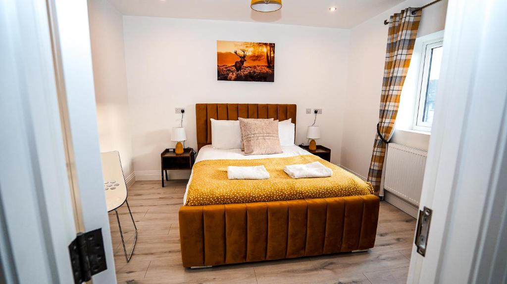 Voodi või voodid majutusasutuse Easy 2 Manage Brand New 4 BRH, 3Bath Home Slough for 8 Guests Free Parking toas