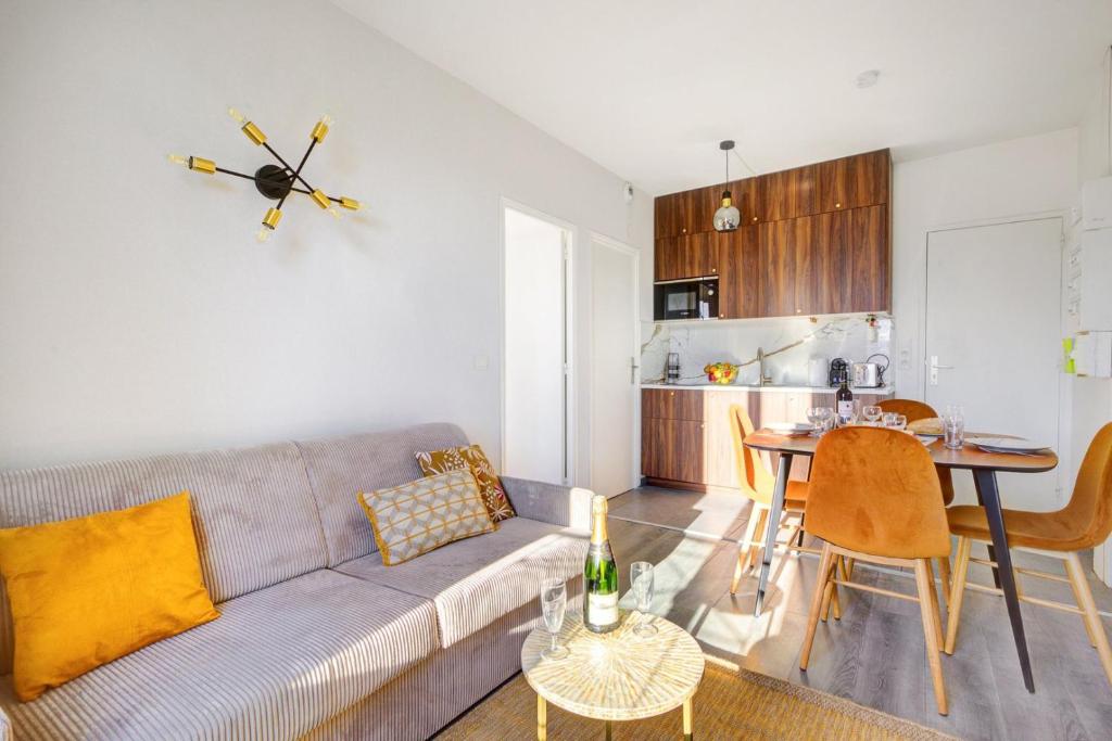 un salon avec un canapé et une table dans l'établissement Bluestay 139 - Charming apartment, à Bagnolet
