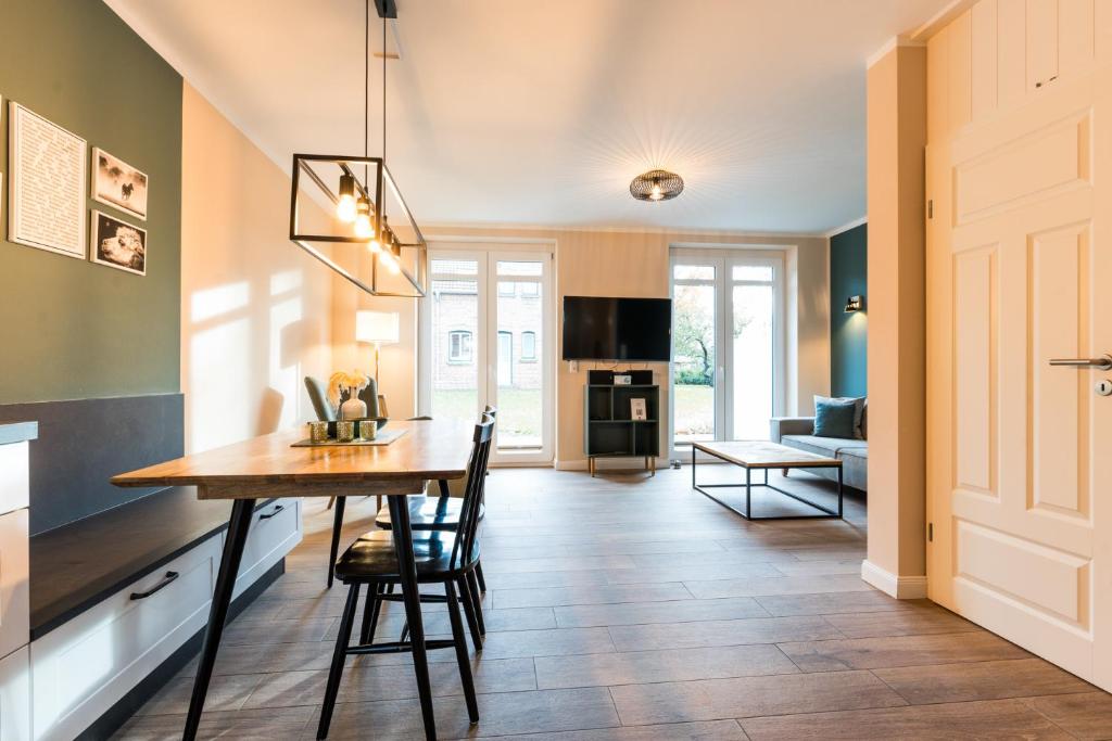 eine Küche und ein Wohnzimmer mit Tisch und Stühlen in der Unterkunft Backhaus 3 in Staberdorf