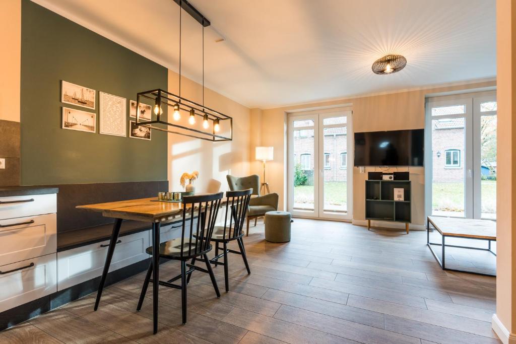 a kitchen and dining room with a table and chairs at Backhaus 3 in Staberdorf