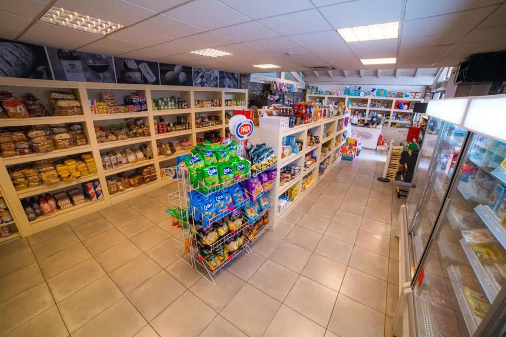 Supermarket nebo jiné obchody v  kempu nebo okolí
