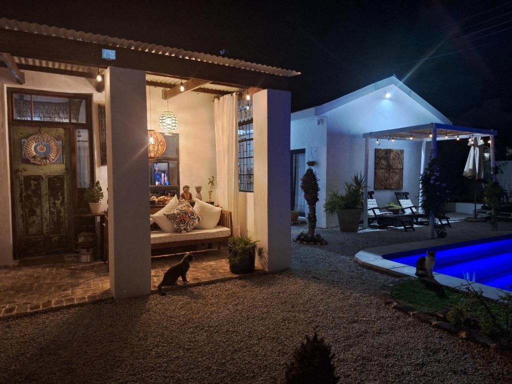 Bazén v ubytování Acacia Home nebo v jeho okolí