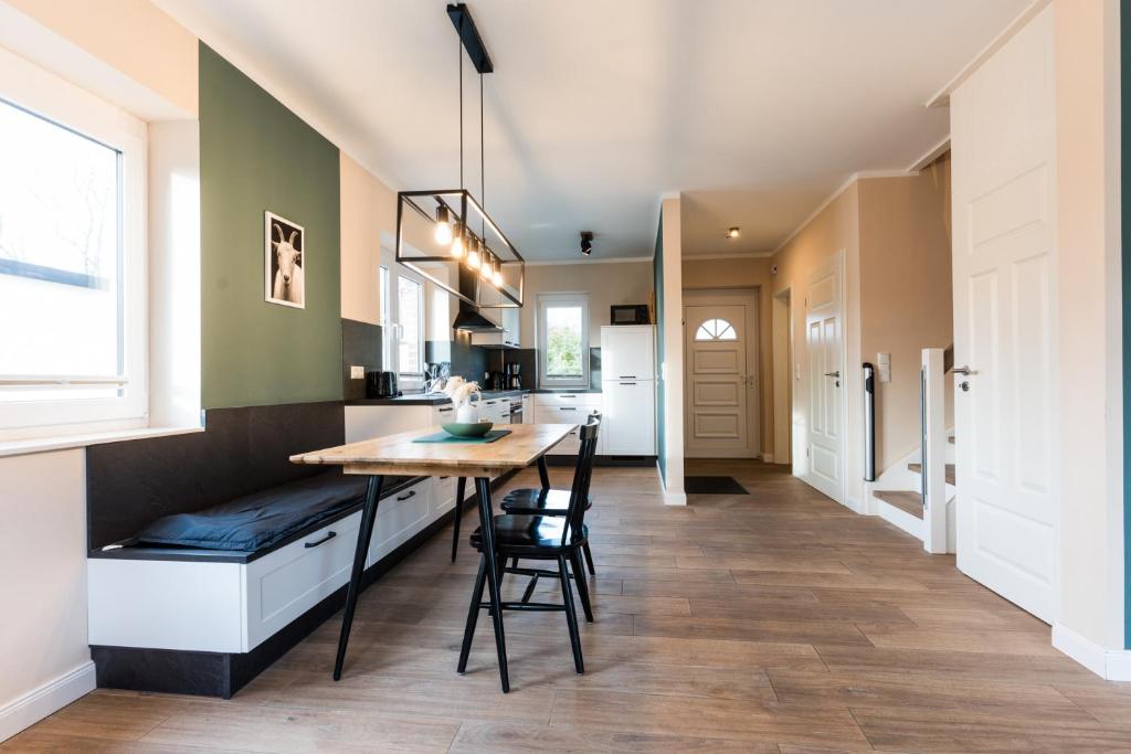 eine Küche mit Tisch und Stühlen in einem Zimmer in der Unterkunft Backhaus 4 in Staberdorf