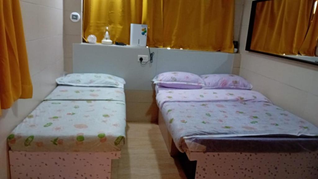 Postel nebo postele na pokoji v ubytování 奧地利賓館 Chill House Motel