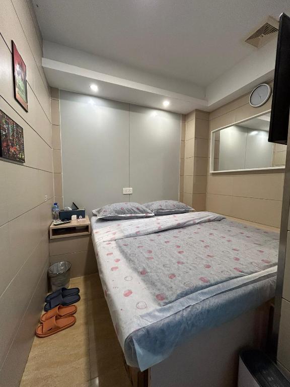 Postel nebo postele na pokoji v ubytování 奧地利賓館 Chill House Motel