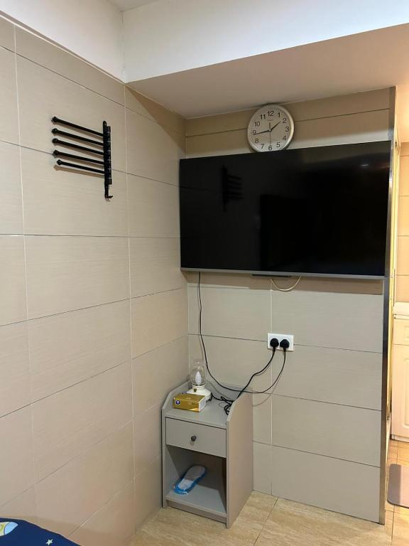 TV a/nebo společenská místnost v ubytování 奧地利賓館 Chill House Motel