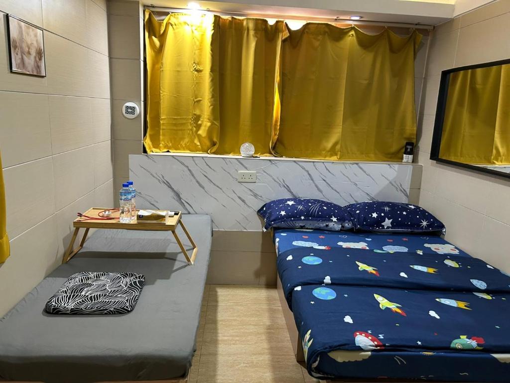 Postel nebo postele na pokoji v ubytování 奧地利賓館 Chill House Motel
