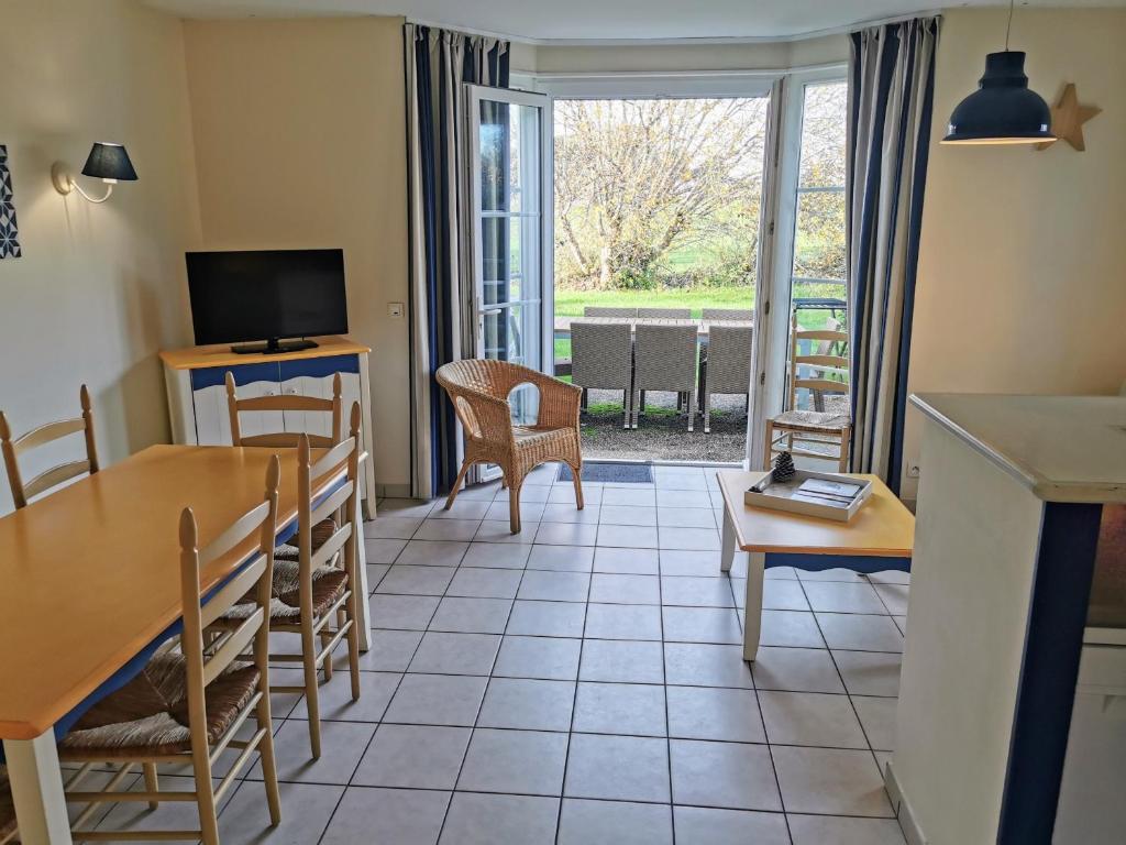 une cuisine et un salon avec une table et des chaises dans l'établissement Le Nid du Bocage, à Saint-Hilaire-de-Talmont