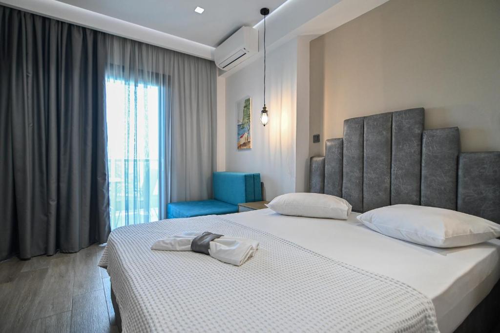 A bed or beds in a room at Amalia Rooms Sea View