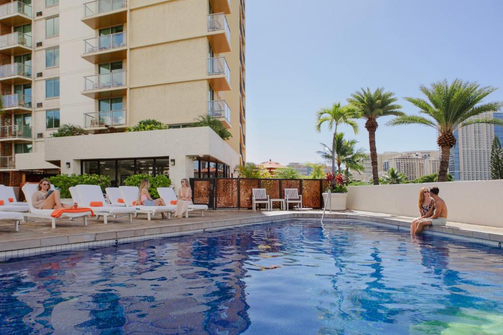 Bazén v ubytování Luana Waikiki Hotel & Suites nebo v jeho okolí