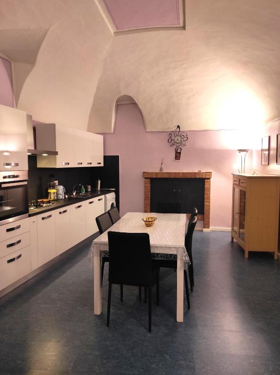 una cucina con un tavolo e sedie in una stanza di CASA BELVEDERE a Narni