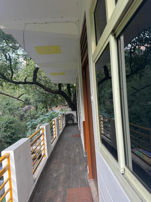 un porche de una casa con ventana en Shivanjal stay, en Rishīkesh