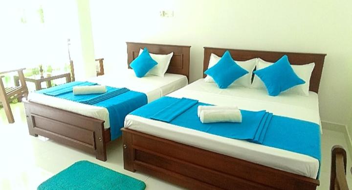 Postel nebo postele na pokoji v ubytování kingdom gate hotel