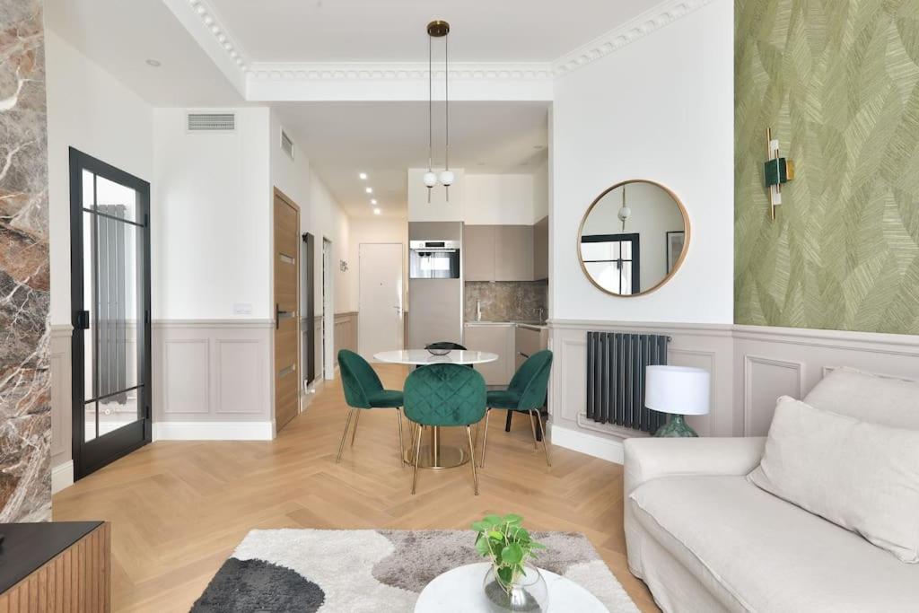 un salon avec un canapé et une table dans l'établissement #6 1BDR Buffa 2 min from the beach and Negresco,central AC Balcony, à Nice