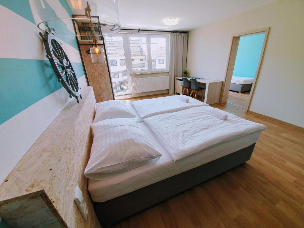 Postel nebo postele na pokoji v ubytování Apartmány Petrov, Baťův kanál