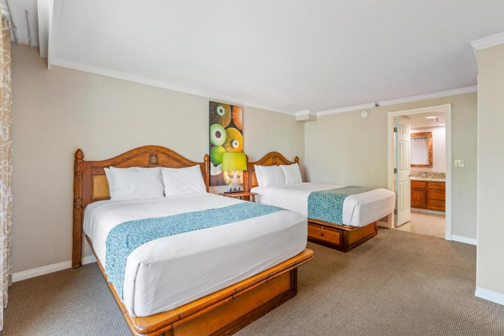 Postel nebo postele na pokoji v ubytování Luana Waikiki Hotel & Suites