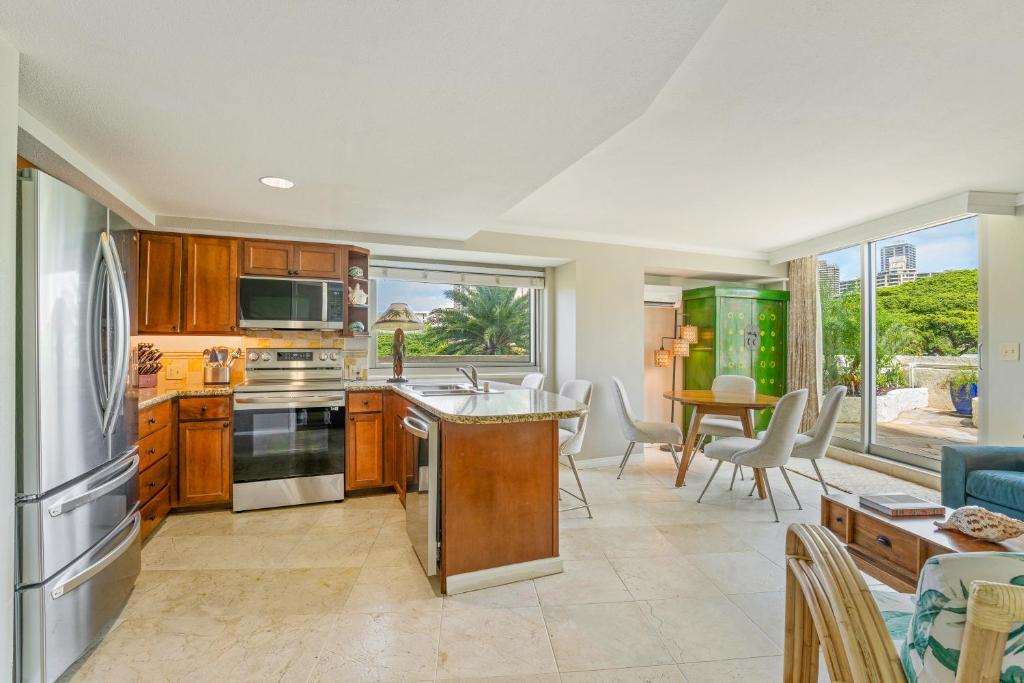 Kuchyň nebo kuchyňský kout v ubytování Luana Waikiki Hotel & Suites
