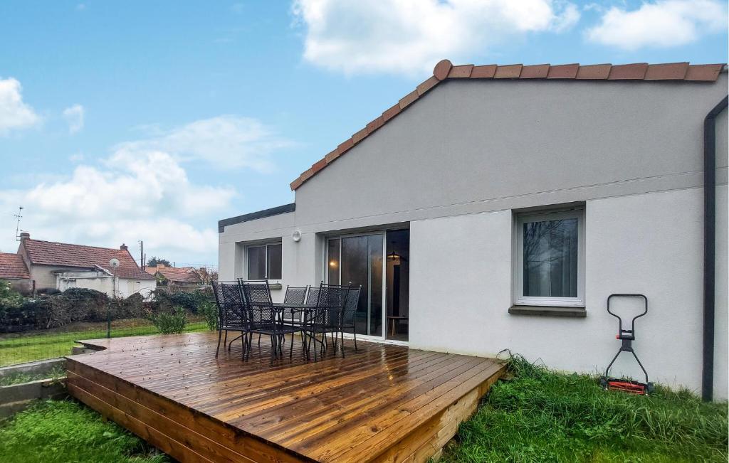 eine Holzterrasse vor einem Haus in der Unterkunft Beautiful Home In La Plaine Sur Mer in La Plaine-sur-Mer