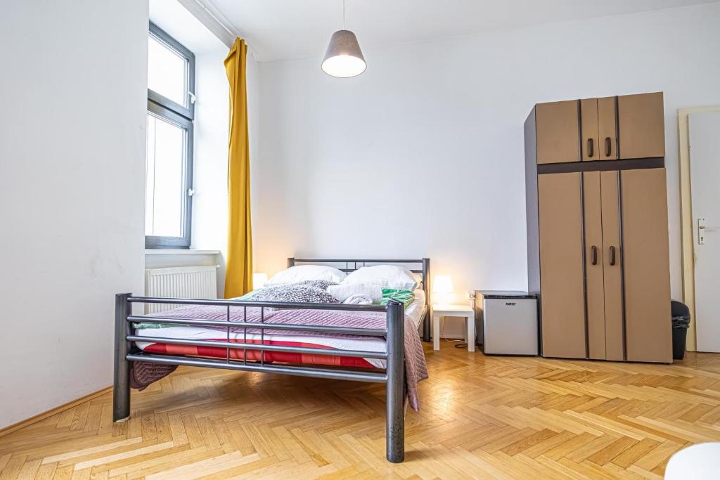 A bed or beds in a room at Near Danube & Millenium Tower - Massive Shared 4BR Apt
