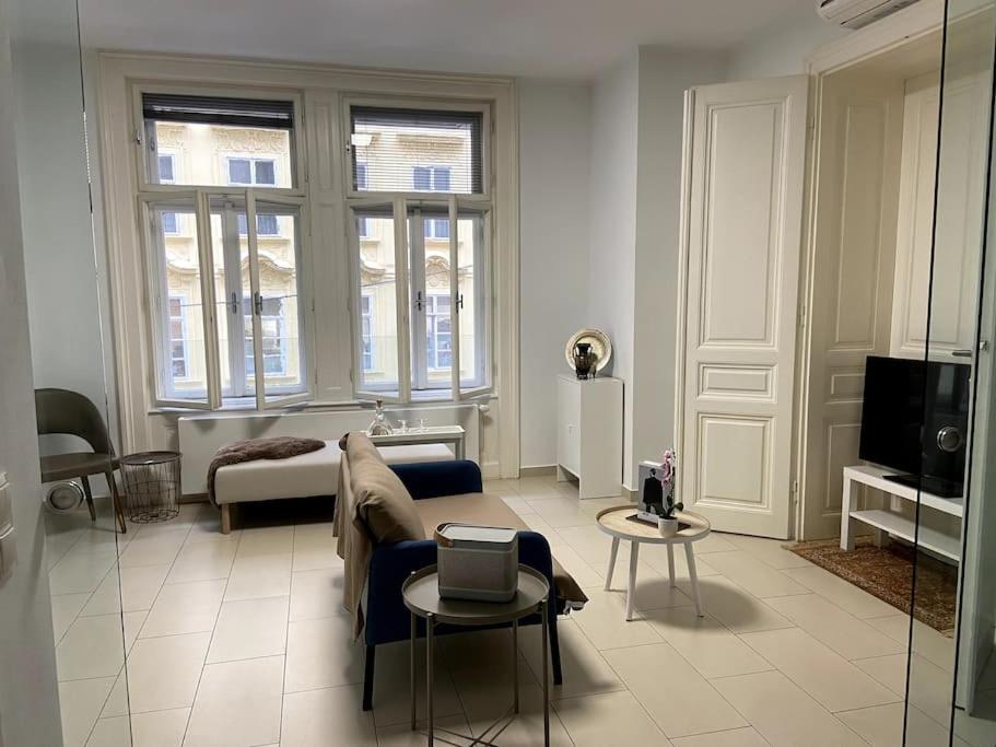 a living room with a couch and a tv at Luxury Serviced 3-Bedroom Flat in Vienna's 1st District in Vienna