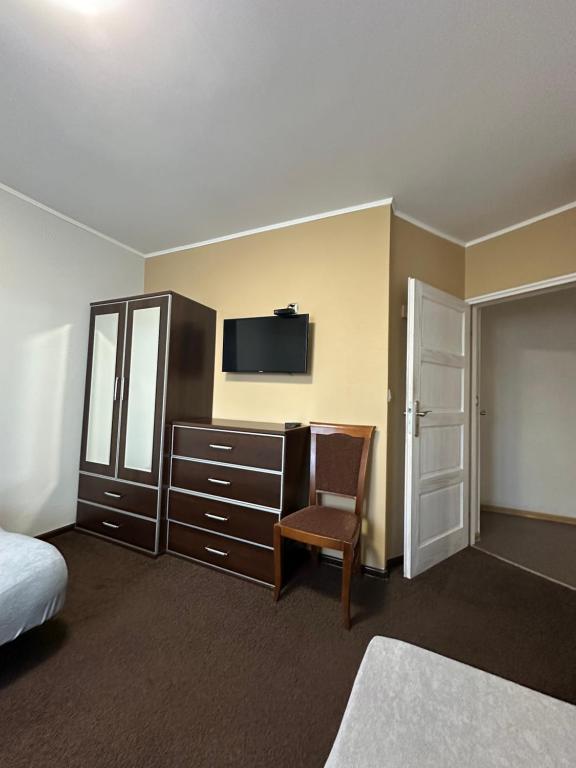Televízia a/alebo spoločenská miestnosť v ubytovaní APARTAMENT NAD KAMIEŃCZYKIEM II