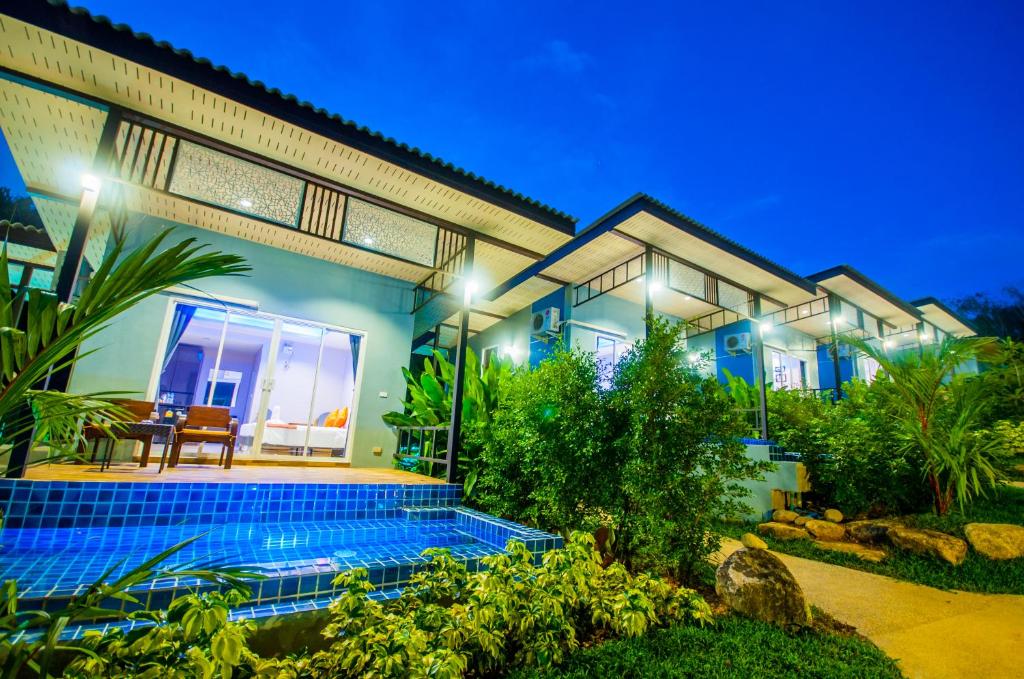 Bazén v ubytování Chomphu Resort nebo v jeho okolí
