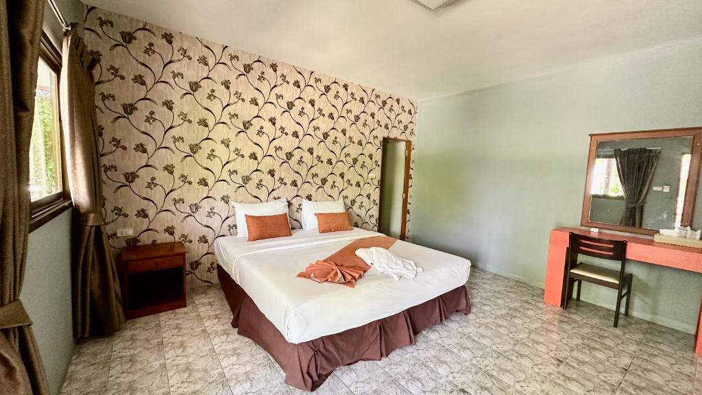 una camera con letto e parete con specchio di Andaman Resort a Phi Phi Don