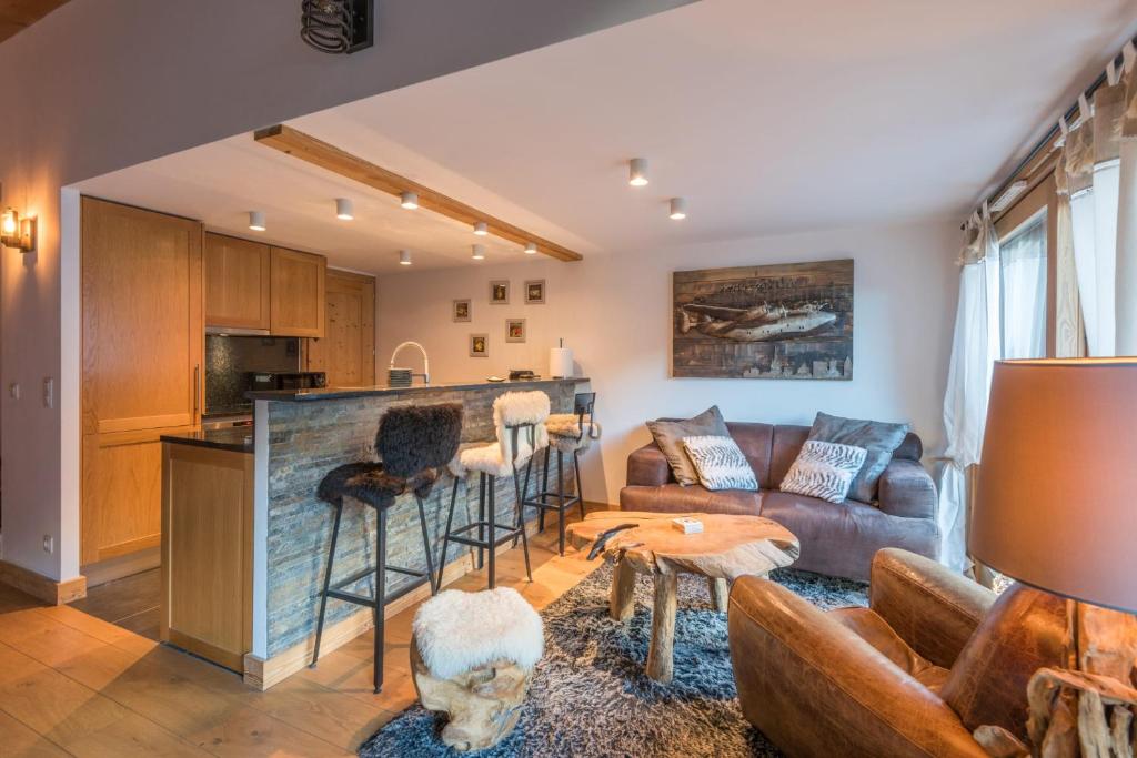 un salon avec un canapé et une table dans l'établissement Belvédère du Brévent - Welkeys, à Chamonix-Mont-Blanc