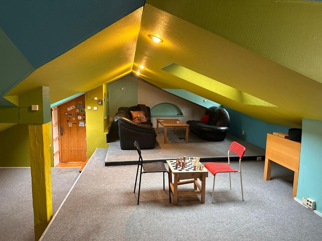 Posezení v ubytování 25 Hours Hostel