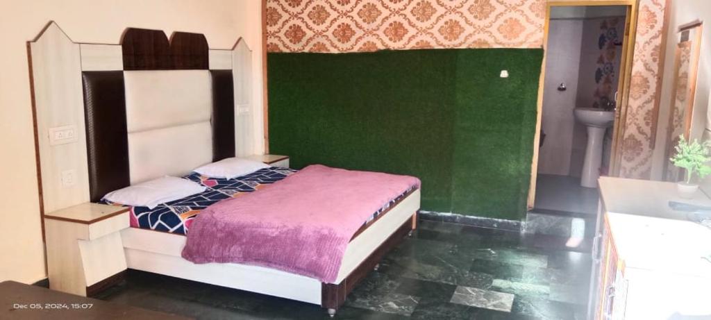 Ένα ή περισσότερα κρεβάτια σε δωμάτιο στο Lord Krishna Guest House