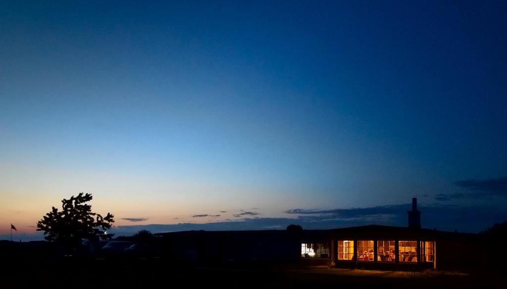 Východ nebo západ slunce při pohledu z hostelu nebo okolí
