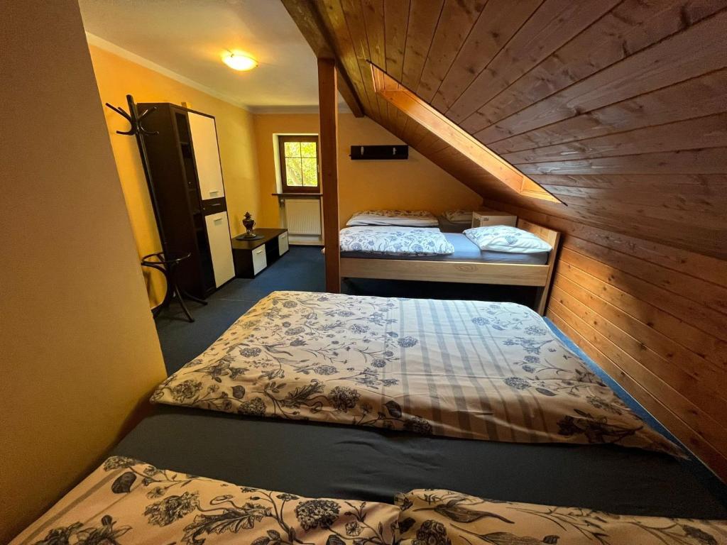 Postel nebo postele na pokoji v ubytování Apartmany Chribska