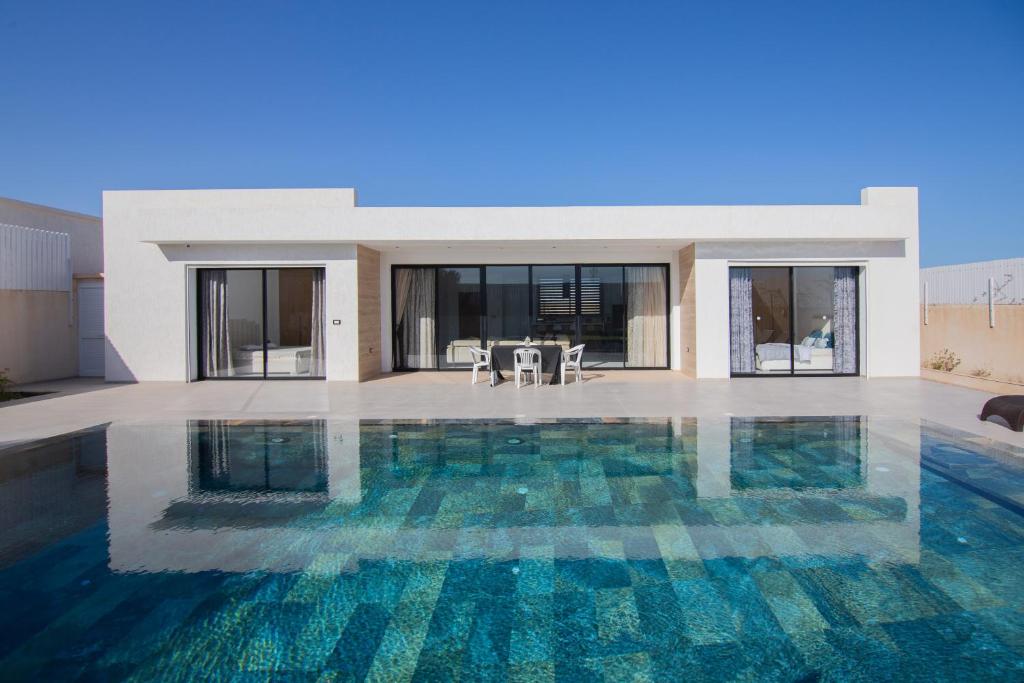 Bazén v ubytování Villa UBUD Djerba sans vis a vis nebo v jeho okolí