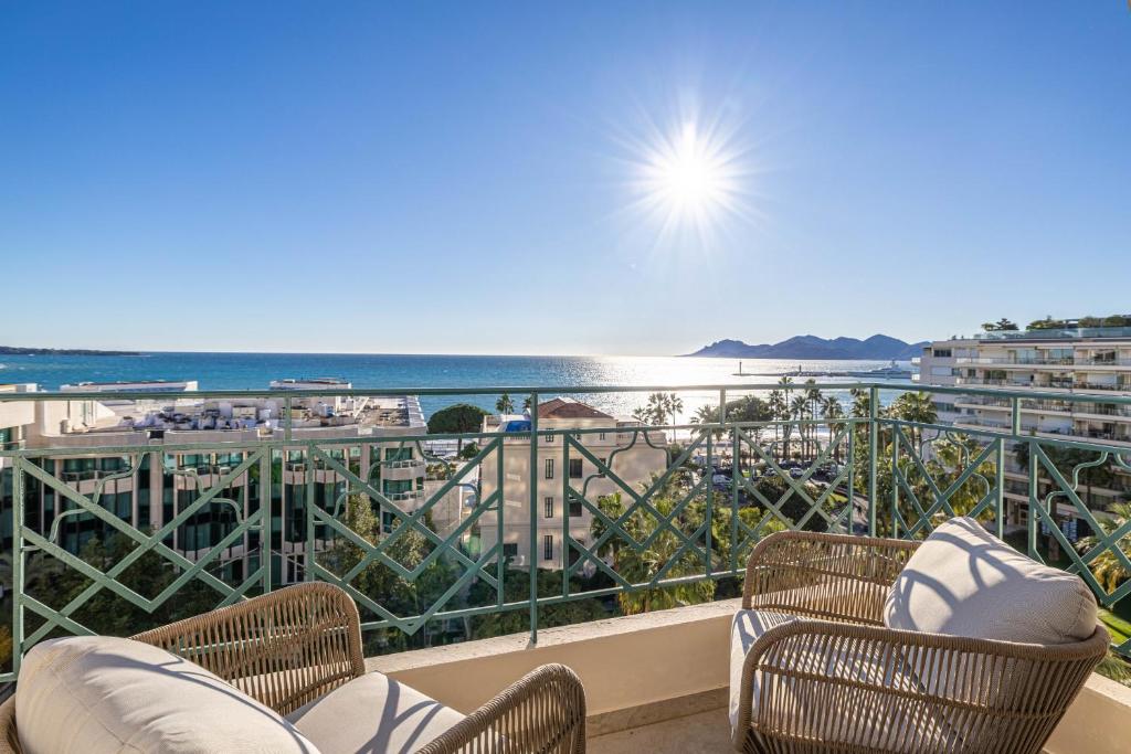 d'un balcon avec des chaises et une vue sur l'océan. dans l'établissement 1974 - Luxurious 3 bedrooms - Sea view & Parking, à Cannes