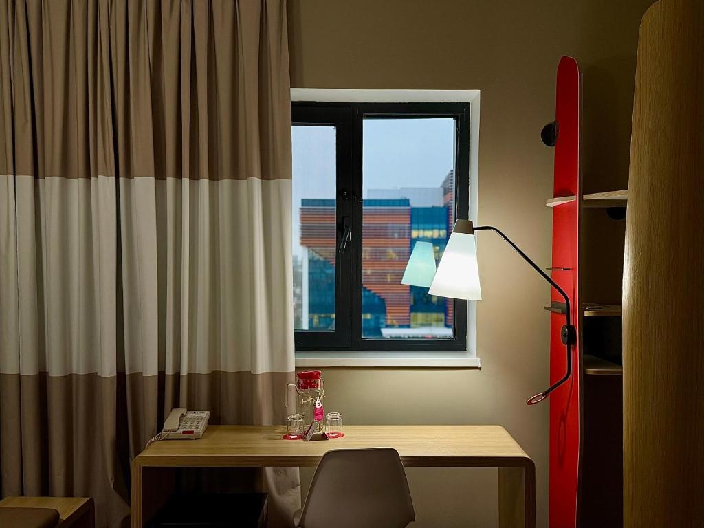 Ibis Aktobe - Salle Double Standard Avec Vue Sur La Ville