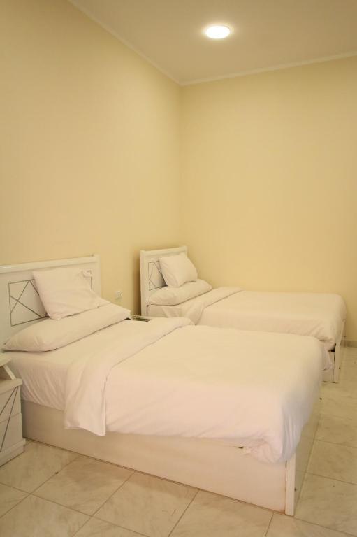 Postel nebo postele na pokoji v ubytování Cairo Crown Hotel