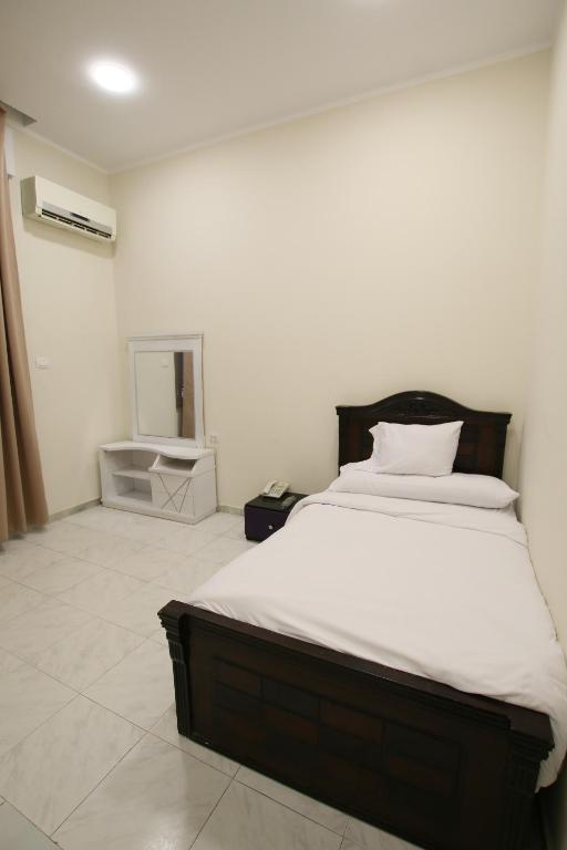 Postel nebo postele na pokoji v ubytování Cairo Crown Hotel