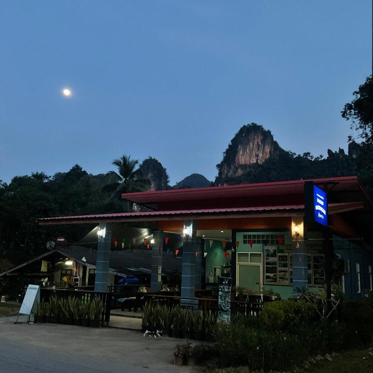 Khao Sok Backpacker Hostel - 12