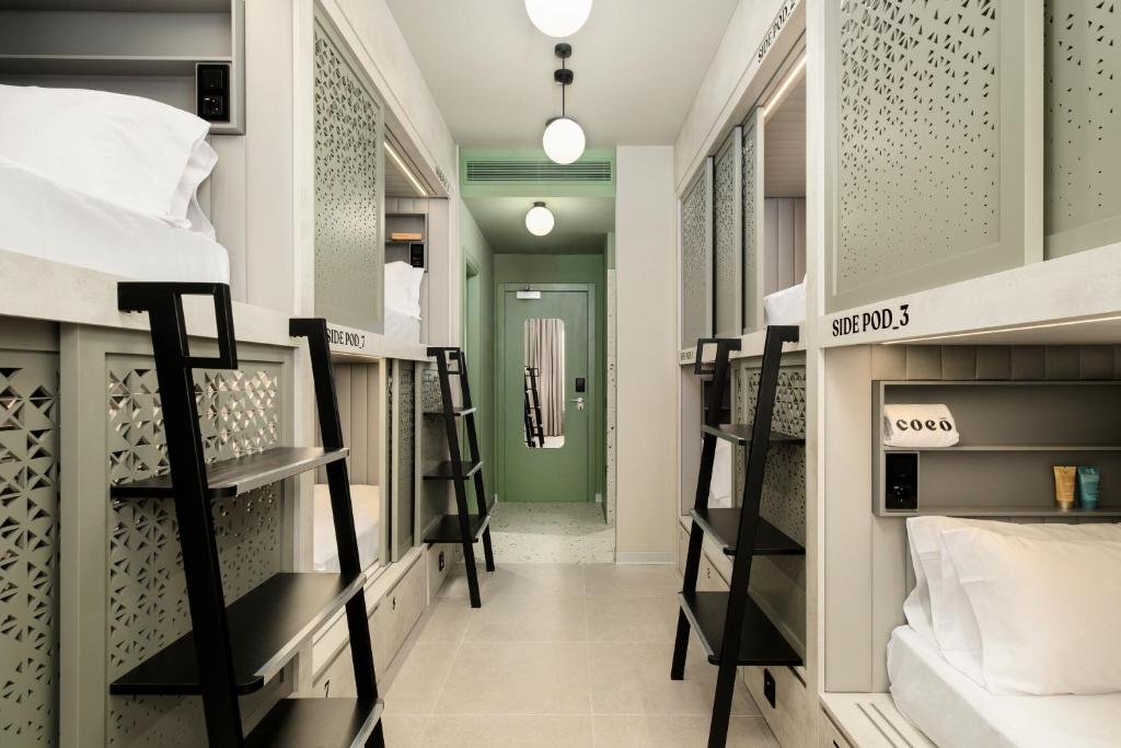 Kuchyň nebo kuchyňský kout v ubytování Coeo Hernan Ruiz Rooftop Pool Hostel