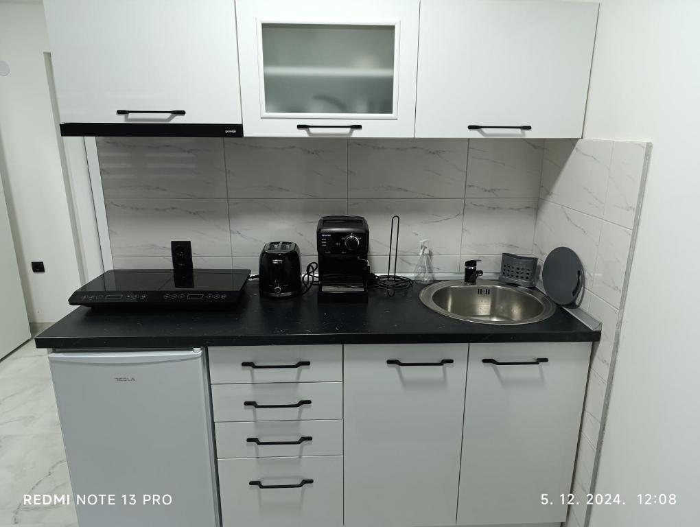 Una cocina o zona de cocina en Garfield Family Apartman 2