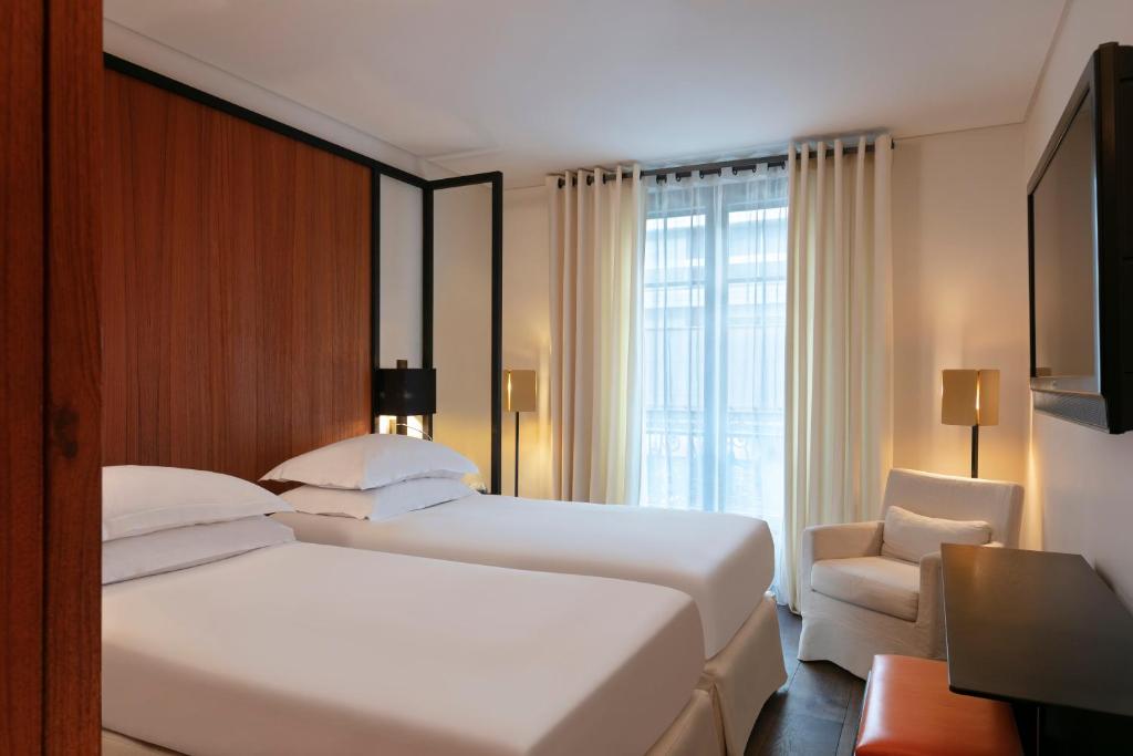
Prestige Twin Room with Partial Eiffel View
