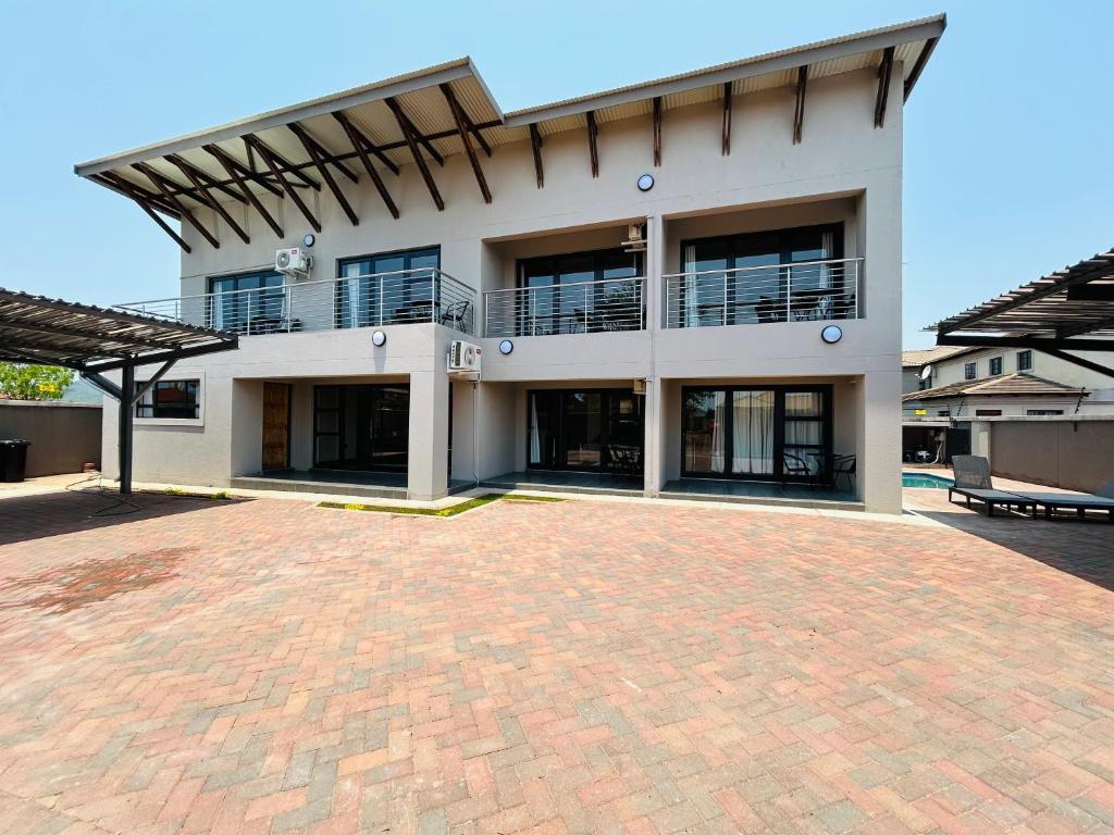 un gran edificio blanco con entrada de ladrillo en Chill Out, en Malelane